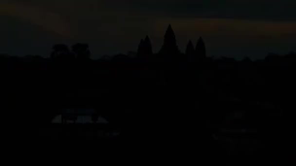 吴哥窟在日出 柬埔寨暹粒吴哥窟有莲花塔的主要庙宇的轮廓 — 图库视频影像