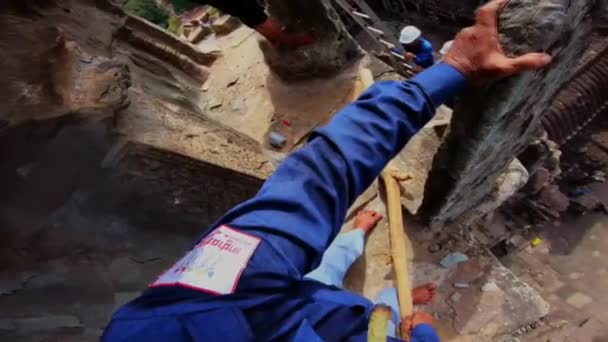 2018年3月 カンボジア シェムリアップのアンコールワット寺院で改修と清掃作業を行う労働者 — ストック動画