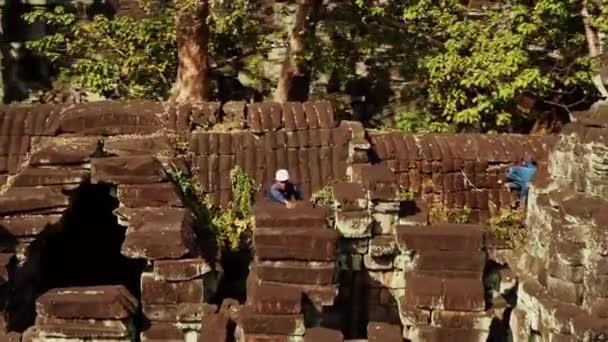Mar 2018 Lavoratori Ristrutturazione Pulizia Tempio Angkor Wat Siem Reap — Video Stock