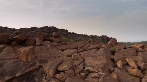 南インドの岩場の丘の山の空中の美しい景色 — ストック動画