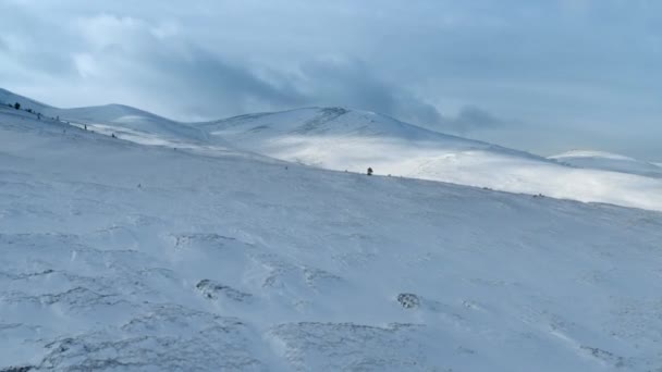 Vistas Espectaculares Nieve Hielo Condiciones Montañismo Pleno Invierno Con Sol — Vídeo de stock