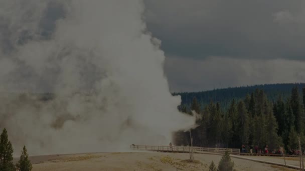 August 2017 Turisták Sétányon Nézni Mint Old Hűséges Geyser Yellowstone — Stock videók