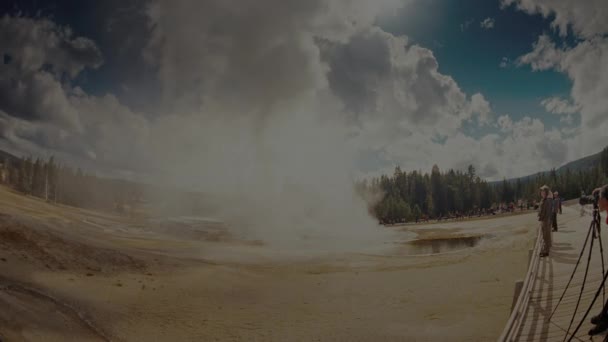 August 2017 Turister Strandpromenaden Titta Som Gamla Trogna Geyser Yellowstone — Stockvideo