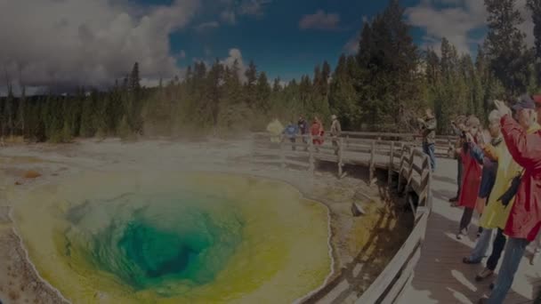 2017 Turisté Promenádě Povodí Midway Gejzír Grand Prismatic Spring Yellowstone — Stock video