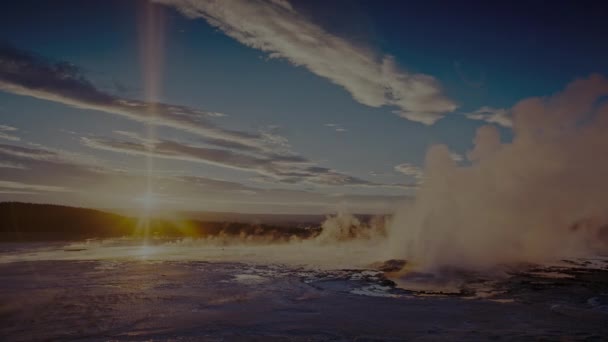 ガイザーは 米国イエローストーン国立公園のファイアホール湖ドライブの日没で噴火します Uhd — ストック動画