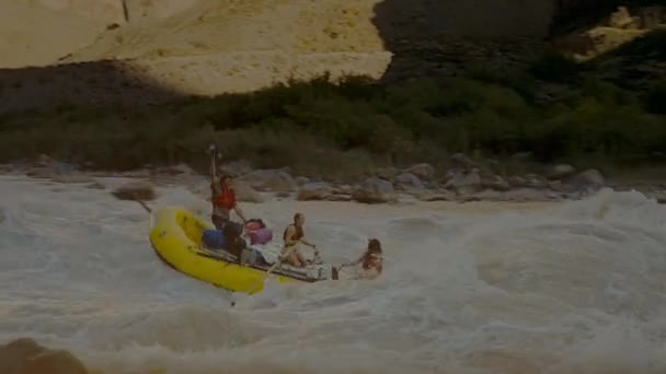 Серед 2017 Команда Рейфтингу Спускається Бурхливими Порогами Гірській Річці Веслами — стокове відео