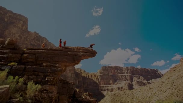 2017 Рік Людина Кручі Стрибає Гірську Річку Колорадо Штат Арізона — стокове відео