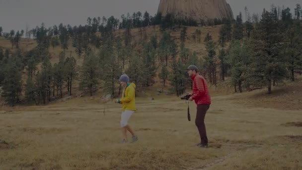 Agosto 2017 Casal Fotografando Cachorro Pradaria Campo Wyoming Eua Uhd — Vídeo de Stock