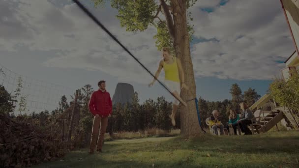 August 2017 Lány Séta Parittya Között Családi Kemping Fiatal Slackline — Stock videók