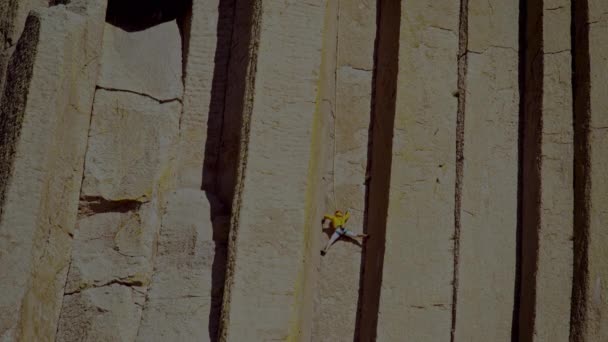 August 2017 Екстремальний Спортсмен Який Піднімається Високо Вежу Дияволів Rock — стокове відео