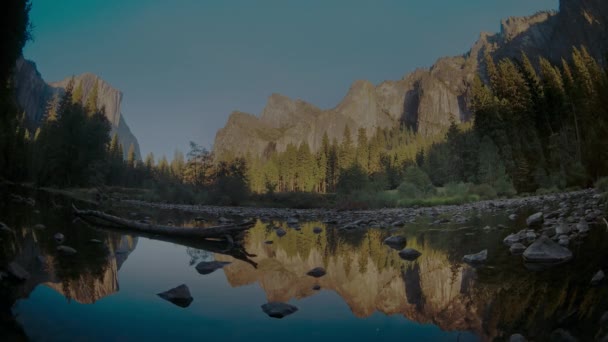 Horisontell Pan Capitan Merced River Cathedral Rocks Och Yosemite Valley — Stockvideo