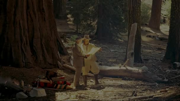 2017 Muži Diskutují Nad Mapou Při Kempování Lese Yosemitském Národním — Stock video