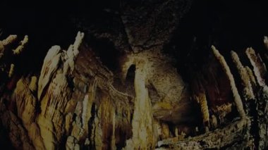 New Mexico, ABD 'deki Carlsbad Mağaraları Ulusal Parkı' nda jeoloji, kaya, sarkıt ve dikitlerle Amerikan parkı manzarası. 4k, UHD.