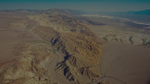 高い雪の頂上とピークを持つ砂丘の空中ビュー デスバレー国立公園 カリフォルニア州 米国でウレカ砂丘 Uhd — ストック動画