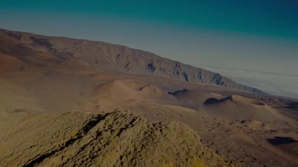 美しい火山の風景と青い空 マウイ島 ハワイ 米国と多くのハレアカラ火山のクレーターの空中ビュー Uhd — ストック動画