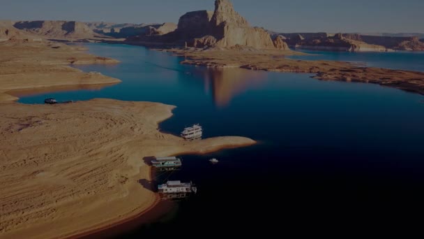 パウェル湖のマリーナでのボートの空中フライオーバービュー ページ アリゾナ州 アメリカ Uhd — ストック動画