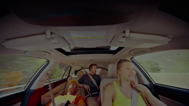 Sierpień 2017 Trzech Śmiałych Przyjaciół Wykonuje Wiele Czynności Samochodzie Podczas — Wideo stockowe