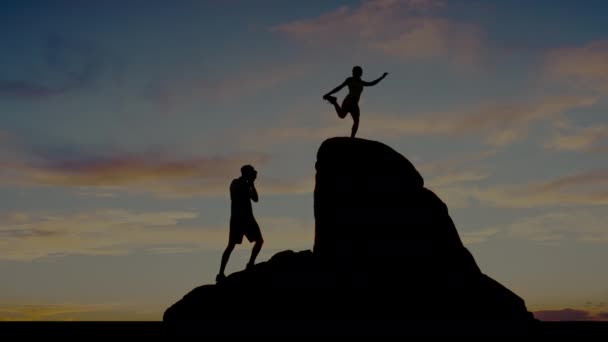 Agosto 2017 Silhueta Feminina Faz Exercícios Praticando Ioga Pedra Silhueta — Vídeo de Stock