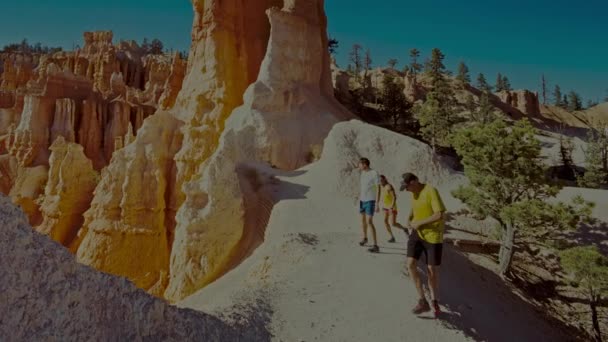 August 2017 Tre Äventyrliga Vänner Som Tränar Bryce Canyon National — Stockvideo