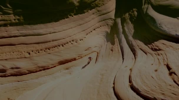 2017年8月 美国犹他州布莱斯峡谷国家公园 Bryce Canyon National Park 附近的一座砂岩山下的极限运动员山地自行车 Uhd — 图库视频影像