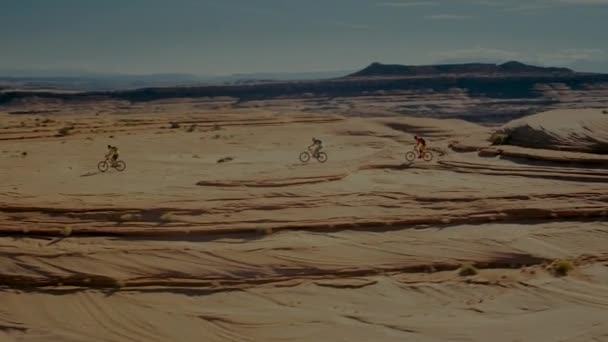 Agosto 2017 Deportistas Extremos Recorren Una Montaña Arenisca Cerca Del — Vídeo de stock