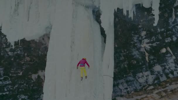 Agosto 2017 Desportistas Extremos Escalando Cachoeira Congelada Cachoeira Congelada Michigan — Vídeo de Stock