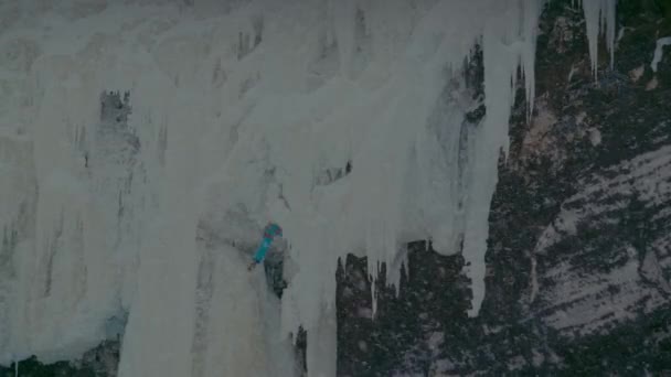 August 2017 Extreme Sportsmen Climbing Frozen Waterfall Frozen Michigan Waterfall — Stock Video