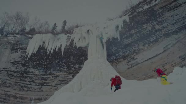 August 2017 Extrema Idrottare Klättrar Frozen Waterfall Frozen Michigan Vattenfall — Stockvideo