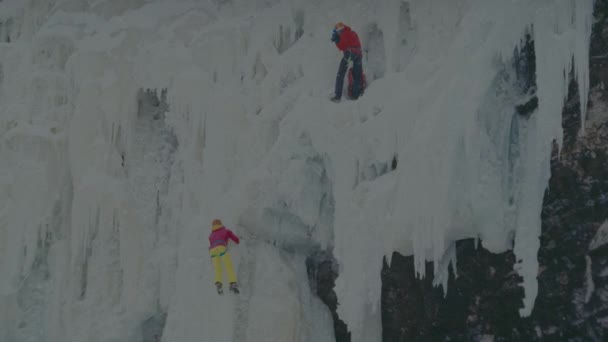 2017 Extrémní Sportovci Lezou Zamrzlý Vodopád Zamrzlého Michiganského Vodopádu Munising — Stock video