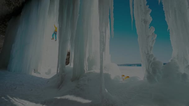 Август 2017 Экстремальные Спортсмены Карабкаются Замерзший Водопад Мичиганского Водопада Мунисинг — стоковое видео