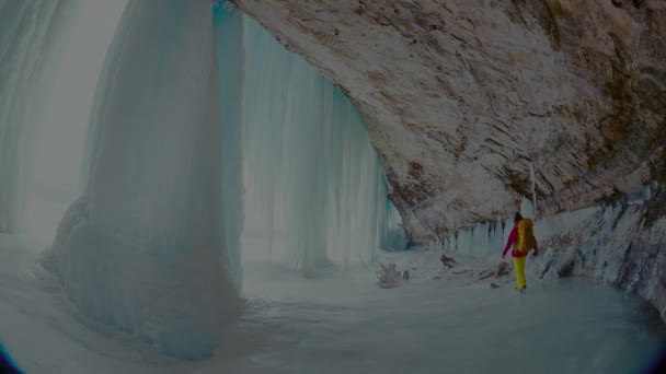 2017 Traveler Walking Frozen Waterfall Frozen Michigan Waterfall Munising Falls — Stock video