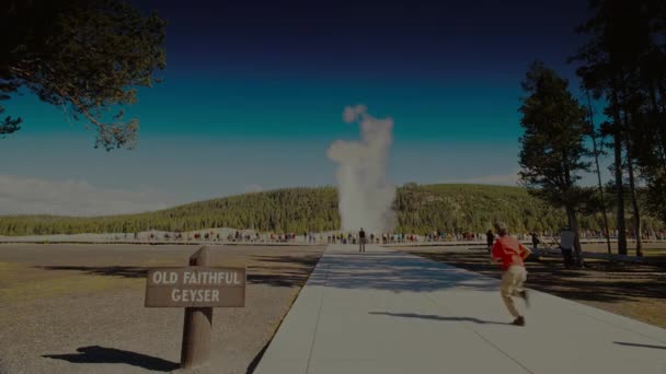 2017年8月 美国怀俄明州黄石公园的游客站在木板路上观看 老不死的间歇泉 Uhd — 图库视频影像