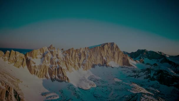 冬の荒野の雪の空中ビューは 氷河の山々の範囲をカバーカトマイ国立公園保護区 アラスカ州 Uhd — ストック動画