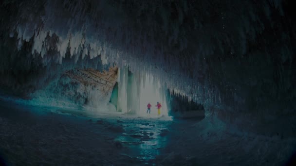August 2017 Traveler Walking Frozen Waterfall Frozen Michigan Waterfall Munising — Stock Video