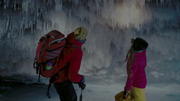2017年8月 凍結したミシガン州の滝で凍結した滝の下を歩く旅行者は 米国ミシガン州のPictured Rocks National Lakeshoreに落ちます Uhd — ストック動画