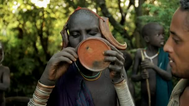 2018年11月 アフリカ人部族ムルシ出身の女性 村に大きな唇板がある — ストック動画