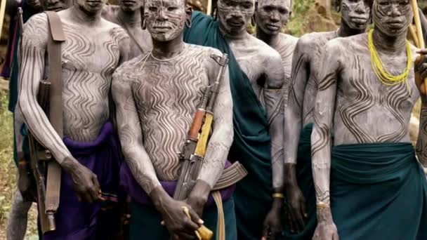 2018年11月 伝統的な衣装に身を包んだスルマ族の戦士たちと 彼の村 エチオピアのコルムへの道を銃でポーズ — ストック動画