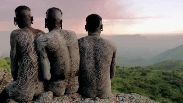 2018年11月11日 Surma Tribe Warrior 埃塞俄比亚Kormu 传统的身体绘画与日落相抗衡 — 图库视频影像