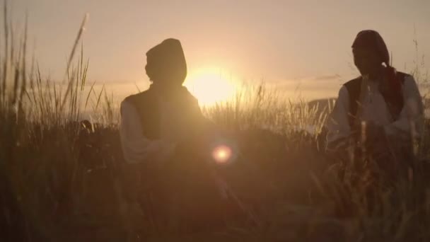 2018年10月 秘鲁籍音乐家 身穿秘鲁民族服装 在秘鲁Chincheros村的田野里吹奏秘鲁长笛 — 图库视频影像