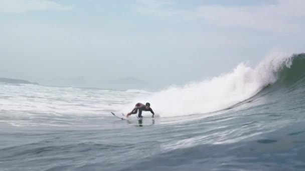Octubre 2018 Surfista Caucásico Montando Girando Con Spray Sobre Ola — Vídeos de Stock