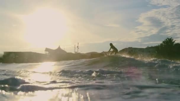 2018年10月2日 身穿泳衣的女运动员在秘鲁曼科拉海滩的冲浪板上驾驶慢镜头 — 图库视频影像