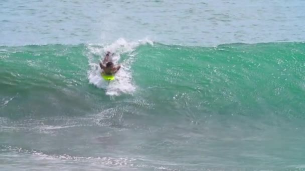 Ottobre 2018 Surfista Caucasico Che Cavalca Gira Con Spray Sull — Video Stock