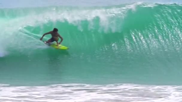 Octubre 2018 Surfista Caucásico Montando Girando Con Spray Sobre Ola — Vídeo de stock