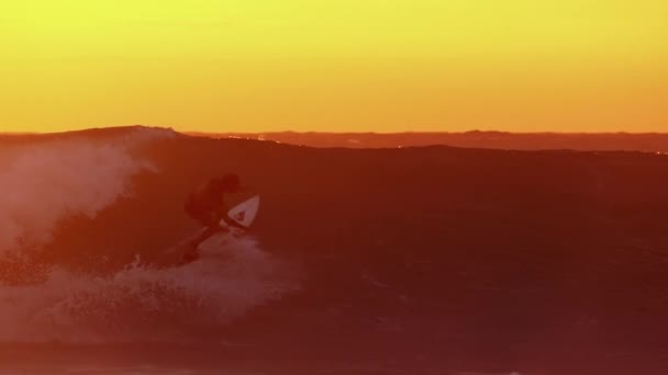 October 2018 Caucasian Surfer Riding Turning Spray Blue Ocean Wave — Stock Video