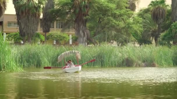 Outubro 2018 Pessoas Remando Barco Oasis Tiny Village Huacachina Região — Vídeo de Stock