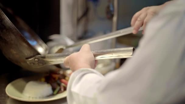 2018年10月1日 一名身着制服的大厨在秘鲁利马的日本餐厅厨房用大锅烹调和装饰日式食品 — 图库视频影像