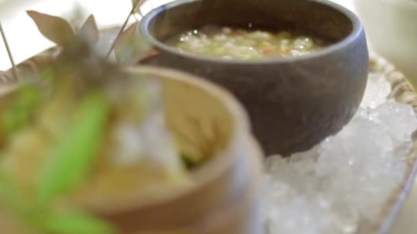 Zamknij Się Zimno Ramen Makaron Dekorowanie Liści Bambusa Japońskie Jedzenie — Wideo stockowe