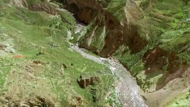 ペルーのコルカ キャニオン渓谷の空中写真ペルーのアレキパのチバイの町の近くのアンデス山脈に沿って — ストック動画