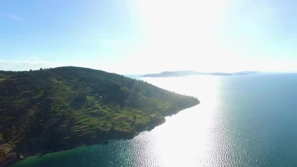 秘鲁Titicaca湖上Taquile岛海岸线的空中景观 — 图库视频影像