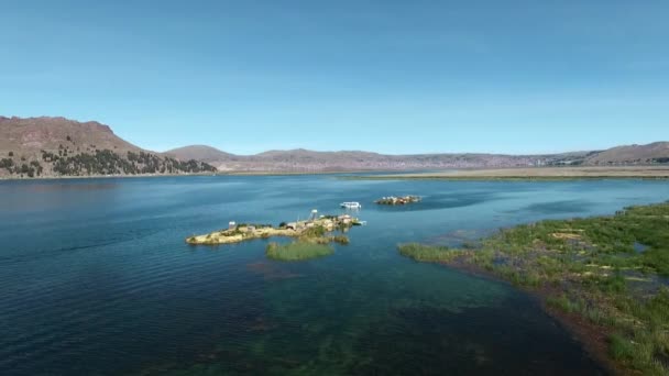 位于南美洲秘鲁和玻利维亚边境的Titicaca湖上的Uros浮游群岛 西班牙语 Islas Uros 的空中景观 — 图库视频影像